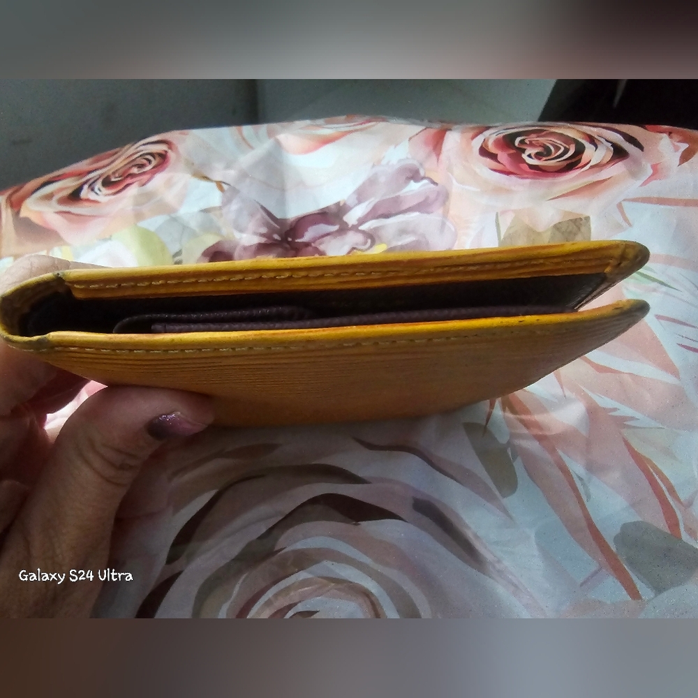 Louis Vuitton Epi fold snap wallet in Used Condition - Picture 3 of 16